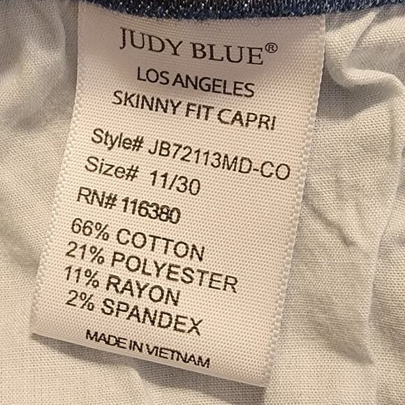 Judy Blue Skinny Capri w/side slit 11/30 - Picture 2 of 4